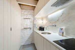 Kjøleskap, mikrobølgeovn, oppvaskmaskin og kaffetrakter/tekoker