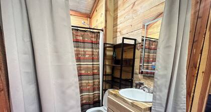 Cozy cabin with AC and WiFi in delightful Murfreesboro