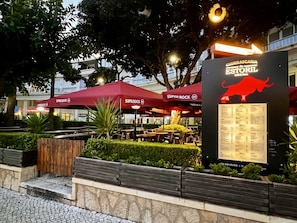 Outdoor dining - Azarujinha (Cascais)