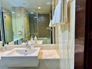Doccia, asciugacapelli, bidet, asciugamani