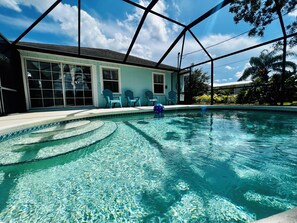 Utendørsbasseng og et oppvarmet basseng