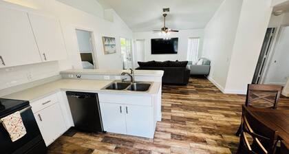 Beautiful Renovate Home Jacuzzi Pool Heated WiFi Vero Beach