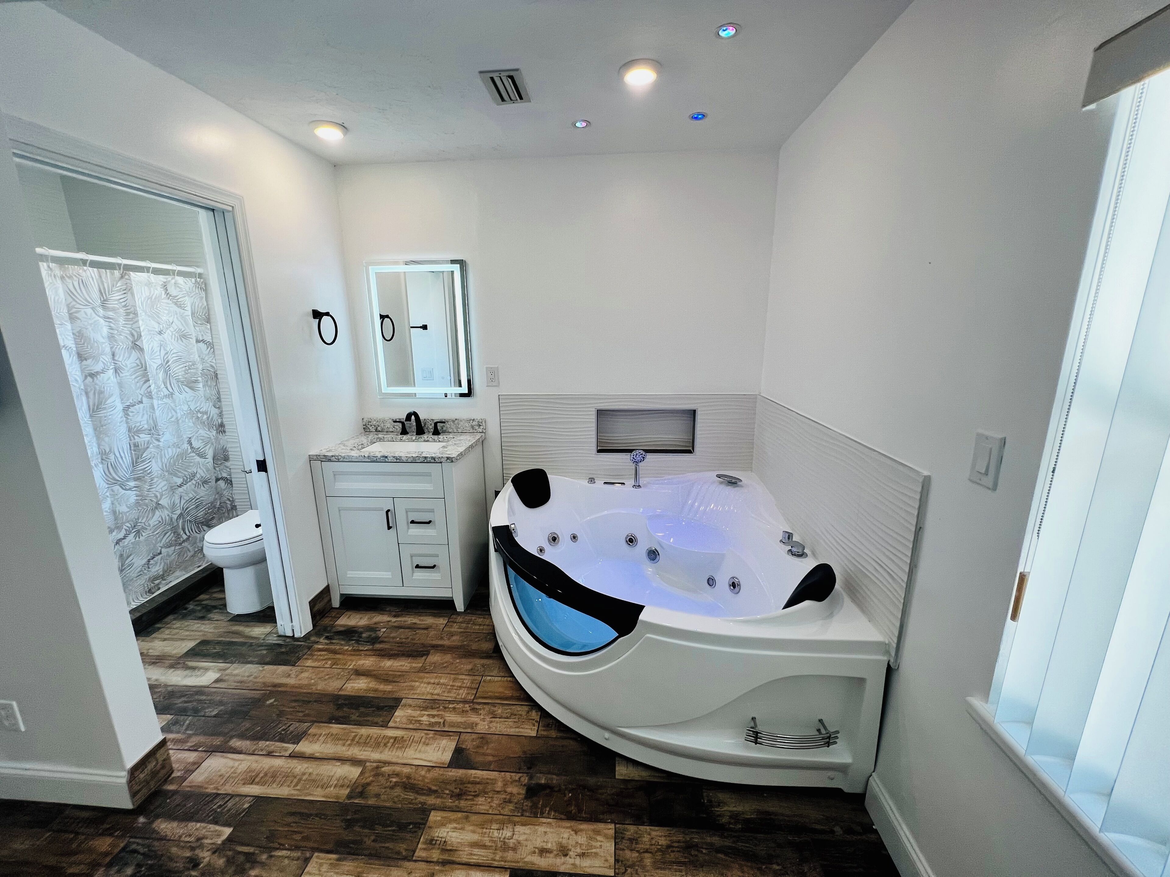 Shower, jetted bath, hair dryer, towels