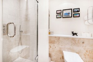 Shower, towels - Kensington - 1-bed Apartment - Sleeps 4 - Wifi (London)