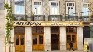 A building with a sign reading "Merendeira Pão com Chourico e Caldo Verde." - D. Carlos (Lisbon)