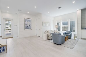 Lobby - Elegant Beach House with views, pool, ping pong, shuffleboard - steps to beach (Port Aransas)