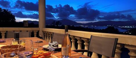 屋外ダイニングエリア