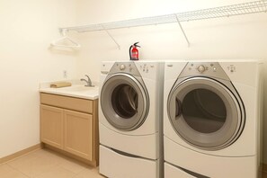 Condo (2 Bedrooms) | Laundry room