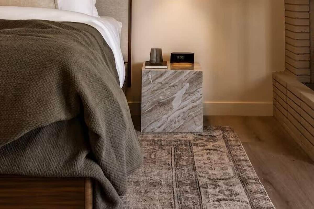 Rom, 1 queensize-seng, ved basseng | Minibar, wi-fi (inkludert) og sengetøy