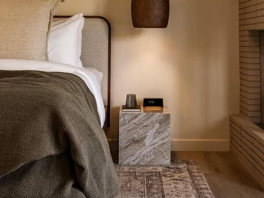 Quarto, 1 cama Queen, ao lado da piscina | Frigobar, Wi-Fi de cortesia, roupa de cama