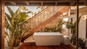 Un sauna, una bañera de hidromasaje, masajes de tejido profundo