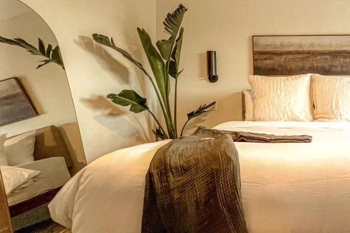 Poolside King | Minibar, free WiFi, bed sheets