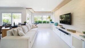 Villa | Living area - Bz83 Casa no Centro Piscina e 4 suítes (Buzios)