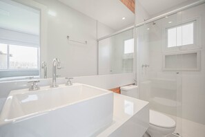 Villa | Bathroom | Shower, hair dryer, towels, toilet paper - Bz83 Casa no Centro Piscina e 4 suítes (Buzios)