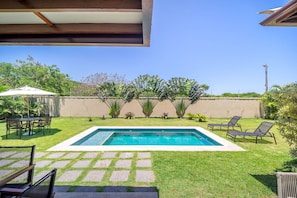 Vila | Piscina | Piscina externa, espreguiçadeiras