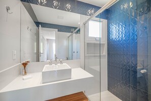 Villa | Bathroom | Shower, hair dryer, towels, toilet paper