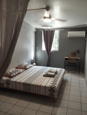 1 quarto, cofres nos quartos, escrivaninha