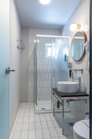 Suihku, hiustenkuivaaja, pyyhkeet, saippua