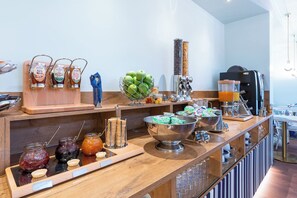 Desayuno buffet (EUR 13.9 por persona)