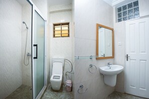 Familie villa, kitchenette, uitzicht op de stad | Badkamer | Een douche, gratis toiletartikelen, handdoeken, zeep