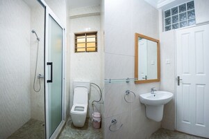 Vila família, cozinha americana, vista para a cidade | Banheiro | Chuveiro, produtos de toalete grátis, toalhas de banho, sabonete