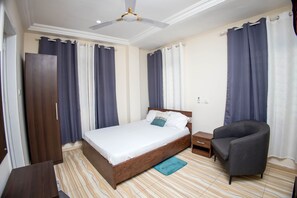 Familie villa, kitchenette, uitzicht op de stad | Een bureau, gratis wifi