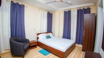 Family Villa, Kitchenette, City View | Desk, WiFi (free)
