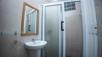 Villa Deluxe, vista a la ciudad | Baño | Regadera, amenidades de baño gratuitas, toallas, jabón