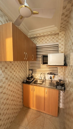 Mini-fridge, microwave, electric kettle, cookware/dishes/utensils - Edens Villa Kumasi (Kumasi)