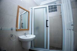 Deluxe-villa - byudsigt | Badeværelse | Bruser, gratis toiletartikler, håndklæder, Sæbe