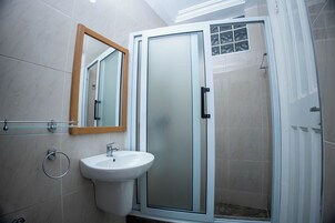 Ducha, artículos de tocador gratuitos, toallas, jabón