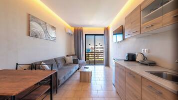 Suite Sea View | Oleskelualue | 42–tuumainen äly-TV, jossa digitaalikanavat