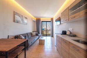 Suite Sea View | 起居區 | 42-吋智慧型電視，提供數位頻道