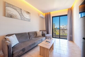 Suite Sea View | 起居區 | 42-吋智慧型電視，提供數位頻道