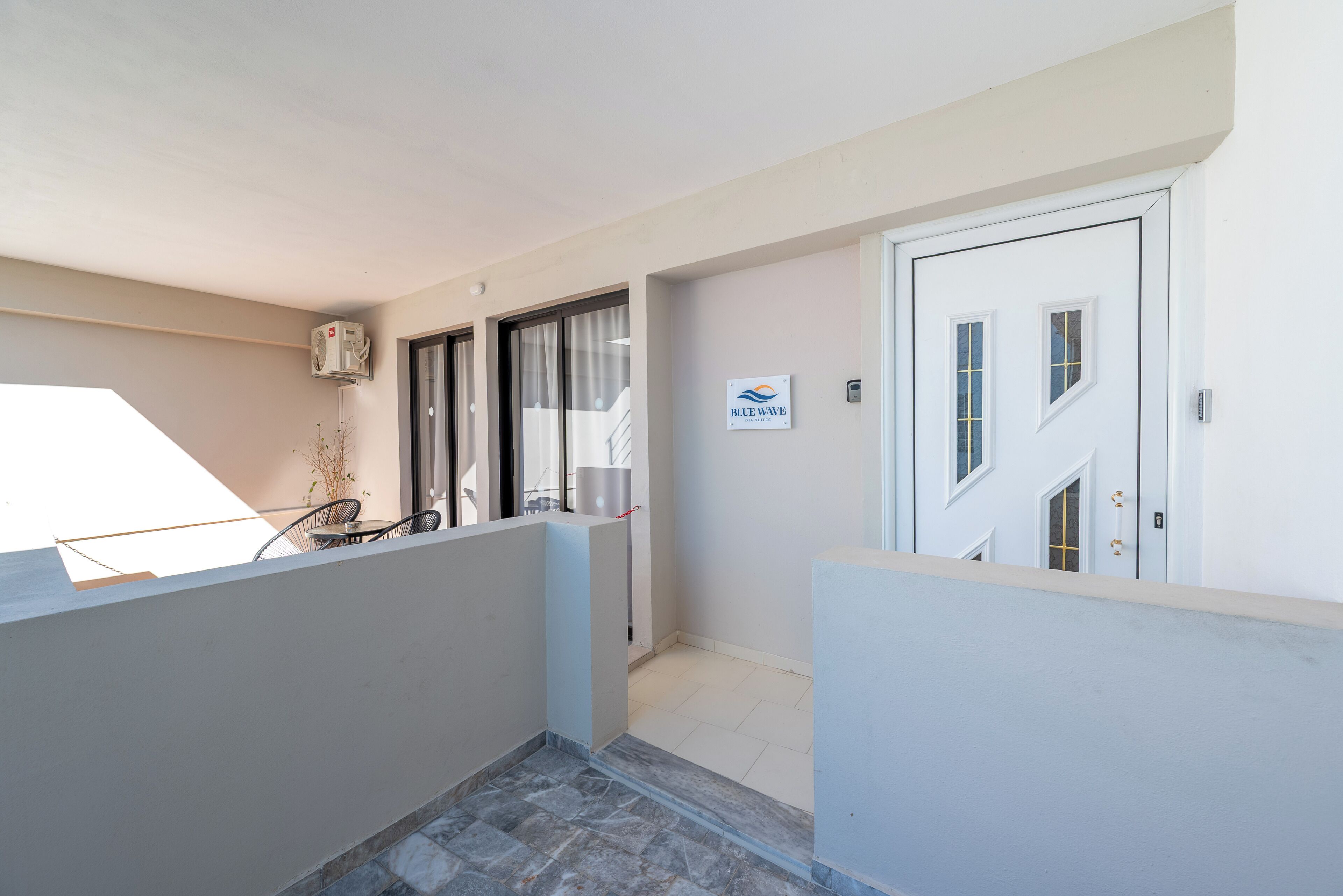 Photo - Blue Wave Suites - Ixia