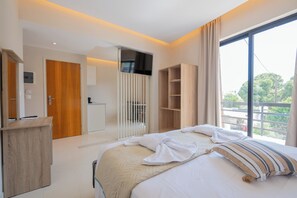 Junior Suite, Side Sea View | 1 sovrum, värdeförvaringsskåp på rummet och mörkläggningsgardiner