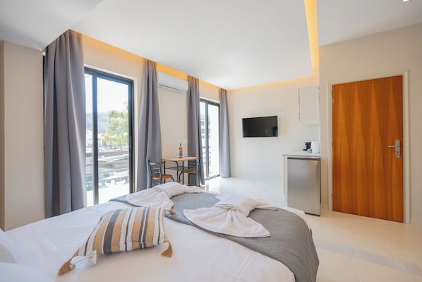 Junior suite, gedeeltelijk uitzicht op zee | 1 slaapkamer, een kluis op de kamer, verduisterende gordijnen