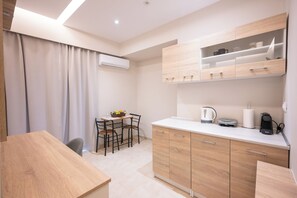 Junior suite, uitzicht op de binnenplaats | 1 slaapkamer, een kluis op de kamer, verduisterende gordijnen