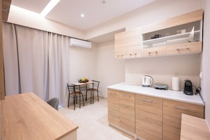 Junior Suite, Etrium View | 1 bedroom, in-room safe, blackout drapes, iron/ironing board