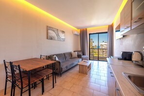 Suite Sea View | 起居區 | 42-吋智慧型電視，提供數位頻道