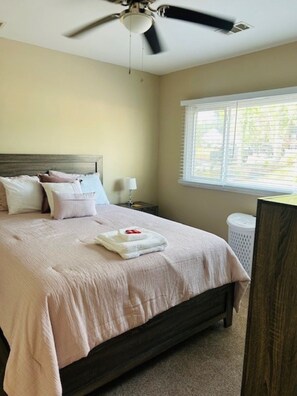 5 bedrooms, iron/ironing board, WiFi, bed sheets - Walk to the Master’s from this Spacious 5-bedroom Peaceful Retreat! (Augusta)