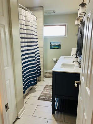 Dusj, hårføner, håndklær og såpe