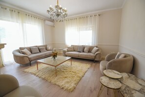 Smart TV, fireplace, stereo