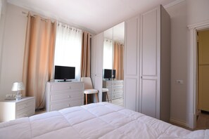 3 chambres, coffres-forts dans les chambres, fer et planche à repasser