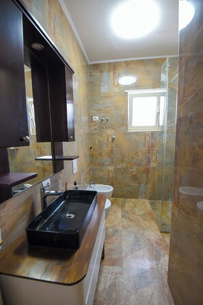 Douche, sèche-cheveux, bidet, serviettes fournies