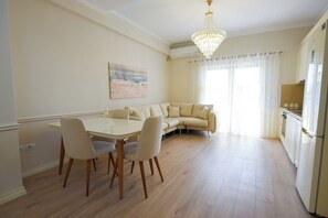 Smart TV, fireplace, stereo