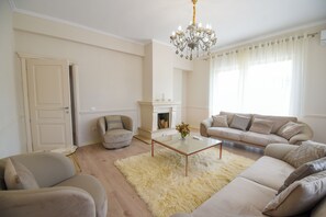TV connectée, cheminée, chaîne hi-fi