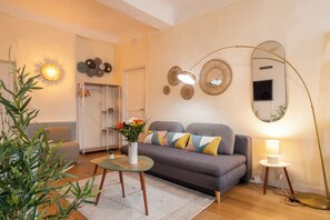 Smart TV, DVD player, books - Charming flat, fully equipped, A/C, beach only 300m, center of old town Nice (Nice)
