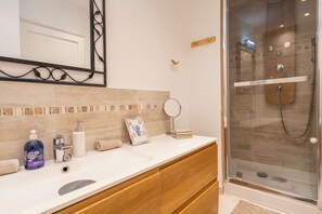 Shower, hair dryer, towels, soap