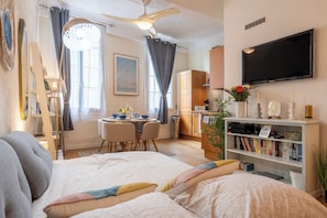1 slaapkamer, een strijkplank/strijkijzer, reisbedje, gratis wifi